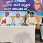 ಮಾಜಿ ಪ್ರಧಾನ ಮಂತ್ರಿ ಜವಹಾರ್ ಲಾಲ್ ನೆಹರೂ ರವರ ಪುಣ್ಯ ಸ್ಮರಣೆಹಿನ್ನಲೆಯಲ್ಲಿ ಅವರ ಭಾವಚಿತ್ರಕ್ಕೆ ಪುಷ್ಪನಮನ ಆಹಾರ ಸಚಿವ ಕೆ ಹೆಚ್. ಮುನಿಯಪ್ಪ ಸಲ್ಲಿಸಿದರು